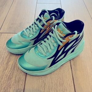 Puma Kids Boys MB.02 x Honeycomb basketball shoes, size 5Y